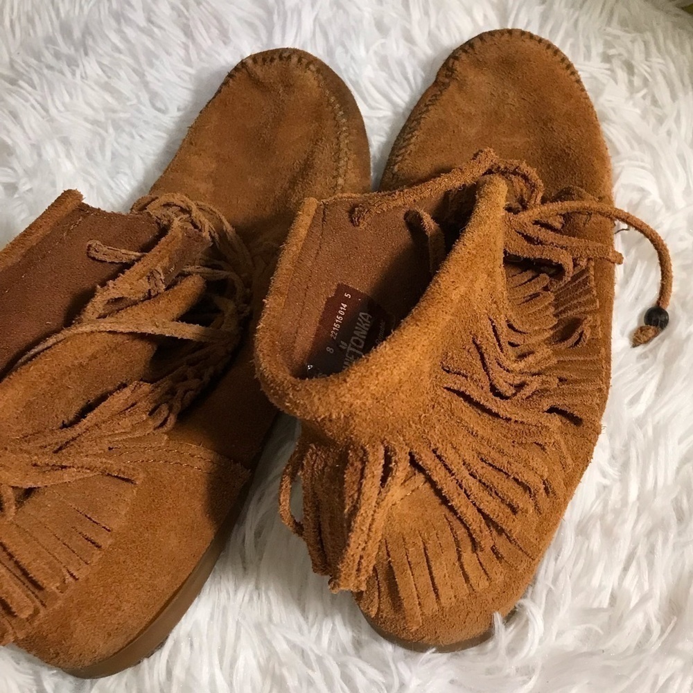 women’s Minnetonka suede moccasins/ slippers with rubber soles. Size 8.